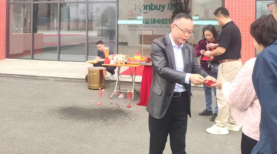 開工好兆頭！金環(huán)電器為全體員工發(fā)放紅包福利！